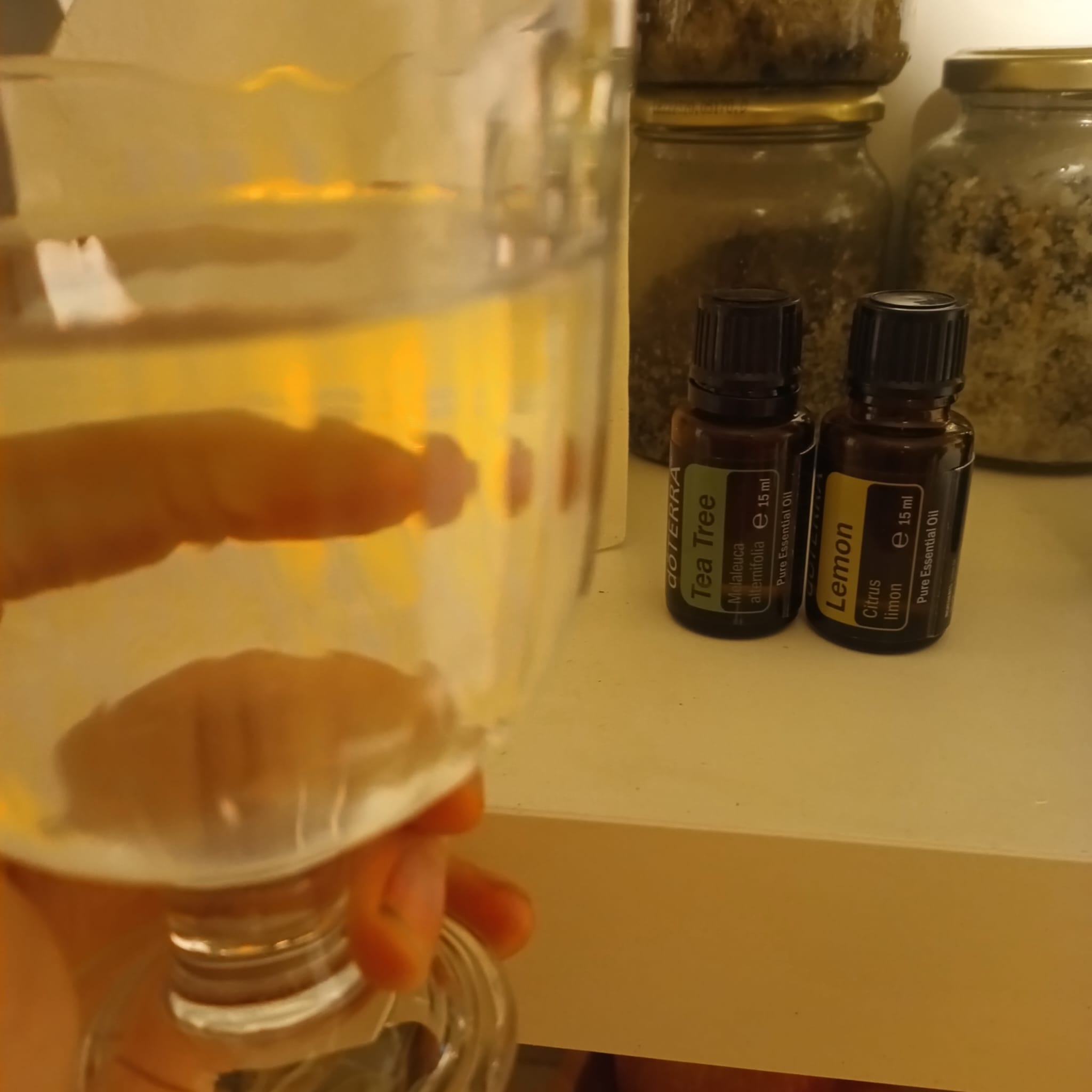 Teebaum-Zitrone-Wasser (bei Halsschmerzen und Entzündungen)